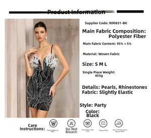 Détail de robe de soirée noire avec motifs vagues en strass et col en plumes blanches
