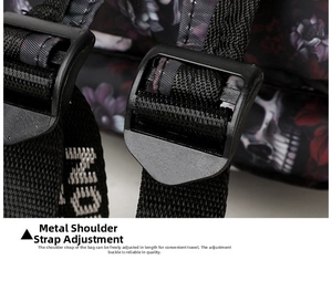 Details der verstellbaren Nylon-Schultergurte mit Kunststoffschnallen am Totenkopf-Rucksack