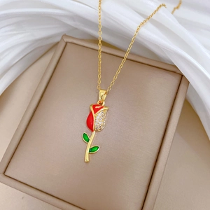 Elegante collana con rosa dorata, petali in smalto rosso e zirconi su seta bianca