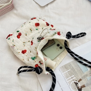 Borsa in tela a coulisse con stampa floreale a ciliegia e spazio interno per lo smartphone