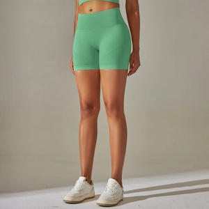 Détail du short de yoga sans couture vert menthe à taille haute avec texture respirante