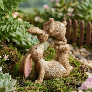 Dettaglio di statue di conigli in resina con trama effetto legno in giardino in miniatura