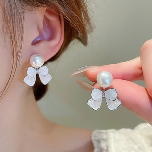 Sweet faux pearl and bow flower earrings in silver-tone metal for women fashion