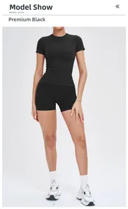 Détail d'un ensemble de yoga noir sans couture avec haut à manches courtes et short serré