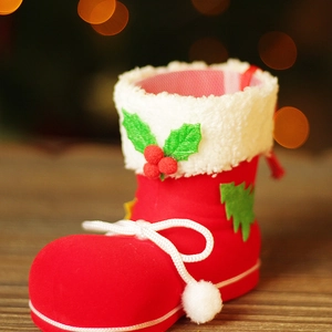 Boîte cadeau botte de Noël rouge avec bordure en peluche blanche et décor de houx