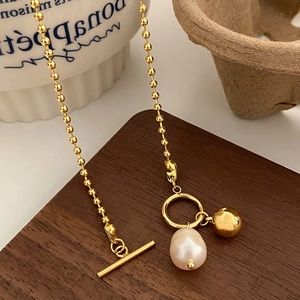 Collier élégant à perles dorées avec fermoir en T et pendentif en perle d'eau douce