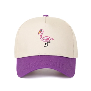 Detail der Flamingo-Stickerei auf beige-violetter 5-Panel Trucker-Mütze für Damen und Herren
