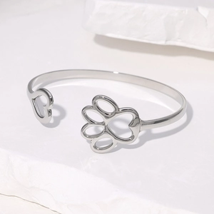 Bracciale aperto in acciaio inossidabile con ciondoli a cuore e zampa di gatto