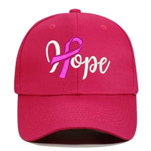 Détail de la casquette rose avec broderie Hope et symbole du ruban rose pour sensibilisation