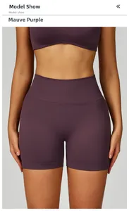 Dettaglio degli shorts da yoga senza cuciture a vita alta con fascia a coste viola prugna