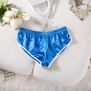 Dettaglio di pantaloncini sportivi in raso blu lucido con bordo bianco e vita elastica