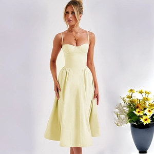 Robe longue sexy jaune crème à fines bretelles, dos nu et taille ajustée avec ourlet plissé