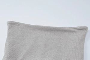 Vista macro dettagliata del tessuto a maglia a coste grigio di qualità e delle cuciture