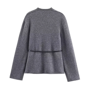 Elegante cardigan in maglia grigia da donna con sottile cintura in pelle nera