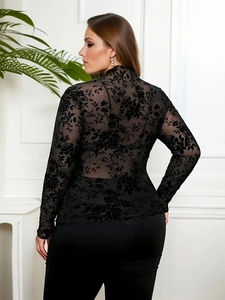 Vue détaillée du dos d'un haut en tulle transparent avec motif floral floqué et col montant