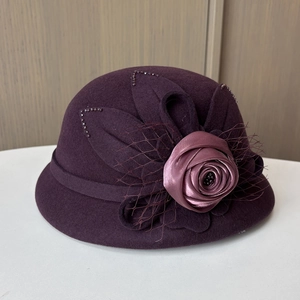 Detailansicht eines Wollhutes mit handgefertigter Satinrose und elegantem Netzschleier