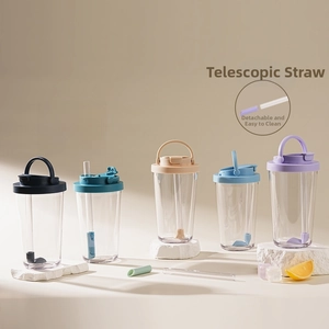 Detail of 1.2cm wide telescopic straw for bubble tea in a clear 710ml Tritan cup