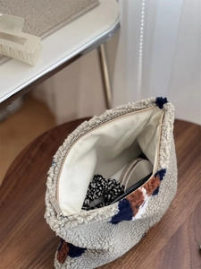 Vue détaillée de l'intérieur du sac en peluche douce avec motifs et fermeture