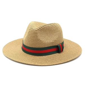 Détail du chapeau panama en paille blanche avec ruban rayé vert et rouge emblématique