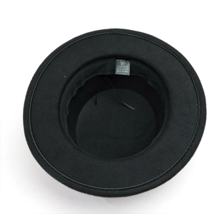 Vue détaillée de l'intérieur du chapeau en feutre noir avec bandeau et étiquette