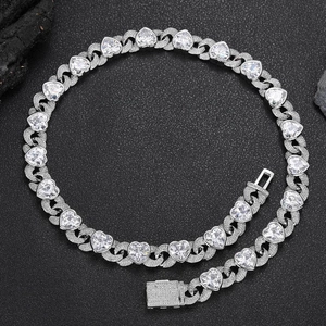 Hip hop 12mm zilveren hartvormige schakelketting met zirkonia op donkere stenen achtergrond