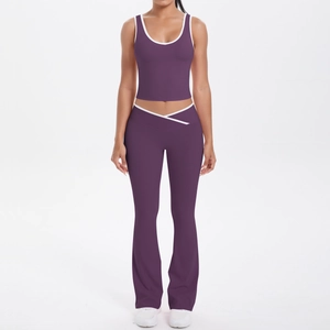 Détail de l'ensemble de yoga violet avec taille haute croisée en V et liserés blancs