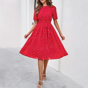 Robe midi rouge élégante à pois avec manches courtes et ceinture pour un style d'été rétro