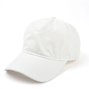 Dettaglio del cappellino da baseball in cotone bianco con tesa a sei file di cuciture