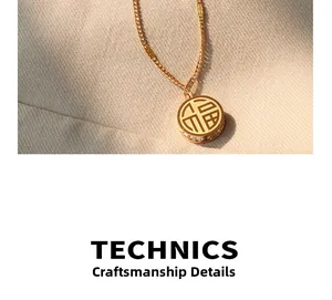 Détail du collier plaqué or 18k avec pendentif rond caractère Fu et zircons