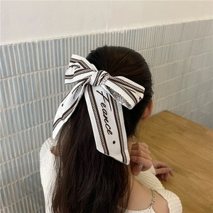 Fiocco per capelli bianco crema stile francese con bordi marroni su capelli mossi