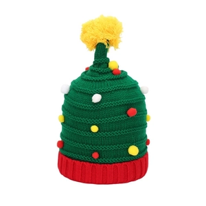 Grüne Weihnachtsbaum-Strickmütze mit bunten Pompons und einer großen gelben Bommel