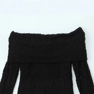 Robe élégante en dentelle noire à épaules dénudées avec broderies florales détaillées