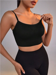 Top deportivo de yoga sin costuras acanalado negro con tirantes y ajuste entallado