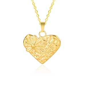Détail d'un pendentif cœur en or 18 carats avec motif floral et texture martelée