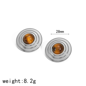 Dettaglio degli orecchini Occhio di Tigre 28mm in acciaio inossidabile, peso 8,2g