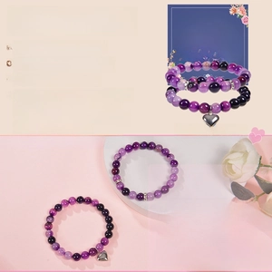 Detailansicht des 8mm lila Naturstein-Perlenarmbands mit Herzanhänger und Zirkonia-Abstandshalter