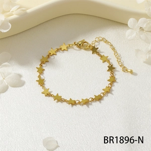 Dettaglio del bracciale a stelle dorate con chiusura a moschettone su fondo bianco