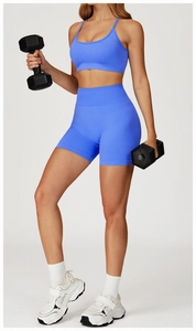 Détail d'un ensemble de yoga bleu sans couture avec brassière et short et baskets