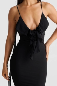 Vue détaillée du décolleté en V profond avec accent floral 3D sur une robe noire