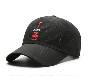 Dettaglio del tessuto mesh traspirante e ricamo a tema Cina su cappello nero