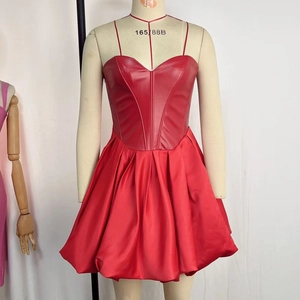 Détail du corsage rouge et du tissu en satin plissé sur une robe bustier chic