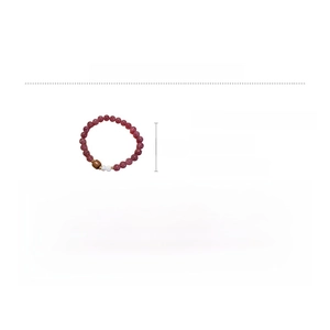 Detailansicht des Erdbeerquarz-Armbands mit Maßen 19cm Länge und Gewicht von 10,8g
