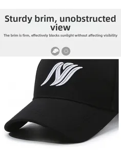 Détail de la broderie blanche et de la visière incurvée d'une casquette de baseball noire