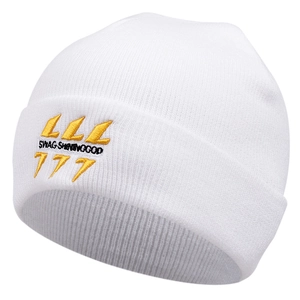Gros plan du bonnet blanc tricoté avec broderie détaillée de flamme et chiffre 777