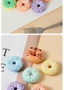 Vue détaillée de mini beignets de 4 cm aux motifs de crème et détails de petits tigres