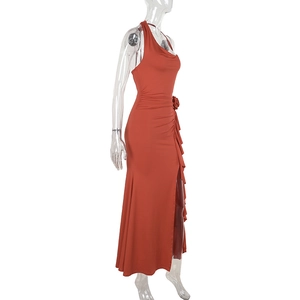 Detalle del vestido halter caramelo con escote drapeado y dobladillo con volantes y abertura