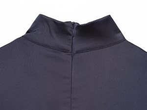 Détail du col montant et de la fermeture éclair invisible sur une robe en satin bleu