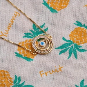 Collier plaqué or avec pendentif œil protecteur et oxydes de zirconium colorés