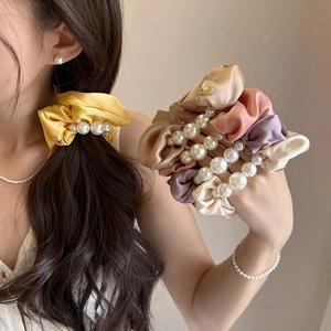 Elegante satijnen haarelastiekjes met parels in geel, roze, bruin, paars en beige