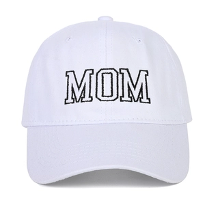 Détail des lettres MOM brodées sur une casquette de baseball en coton blanc à bordure noire